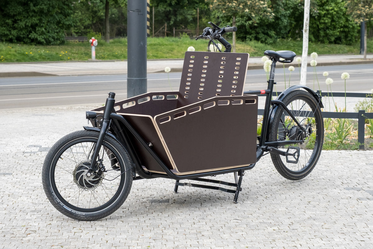 Cargio Joy 2 s vyšším boxem, boční pohled na náměstí