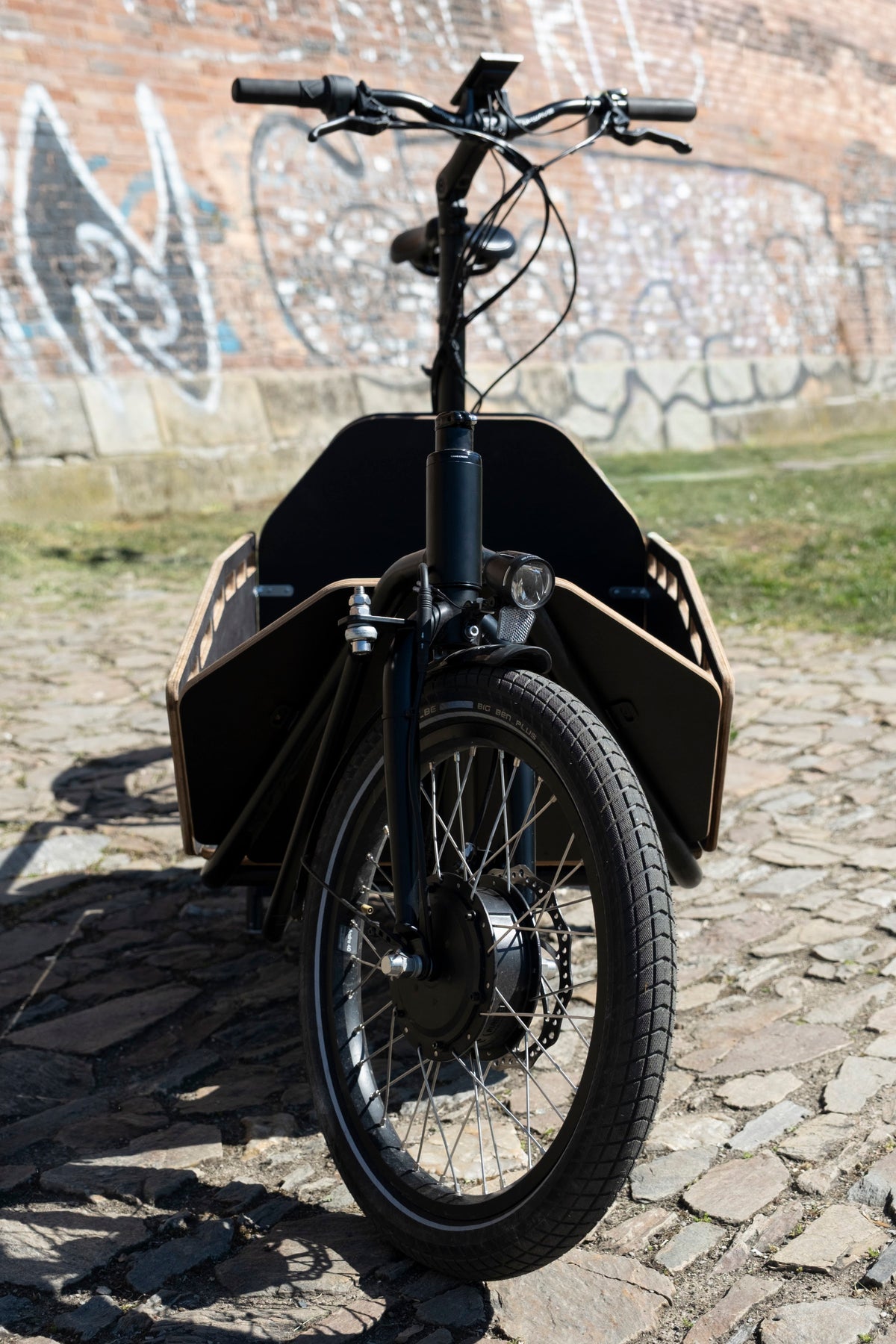 Detail předního kola, nábojového motoru a světla