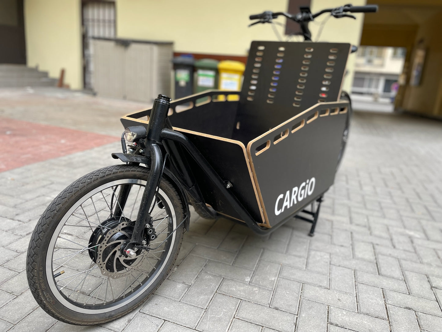 Nákladní elektrokolo Cargio Joy 2 Černé s ohrádkou (repasované)